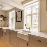 320 Sqm Townhouse By The Marble Church 아파트 *