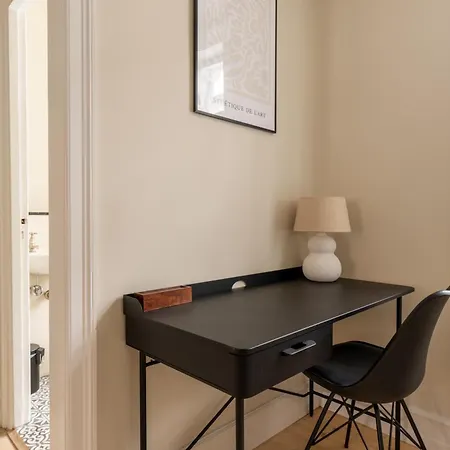 Апартаменты 320 Sqm Townhouse By The Marble Church