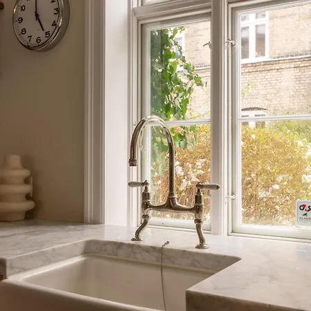 Апартаменты 320 Sqm Townhouse By The Marble Church