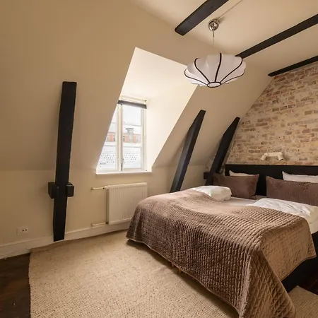 Апартаменты 320 Sqm Townhouse By The Marble Church