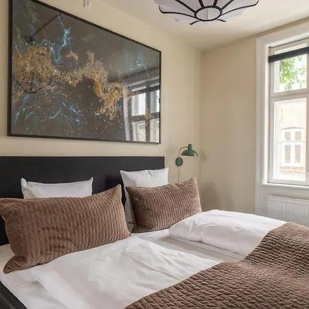 320 Sqm Townhouse By The Marble Church *