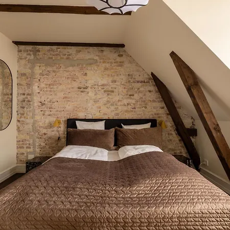 320 Sqm Townhouse By The Marble Church *