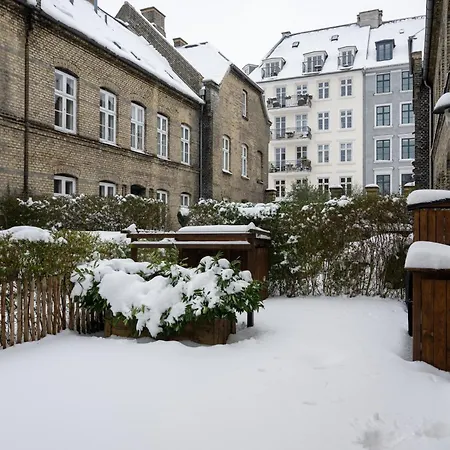 Апартаменты 320 Sqm Townhouse By The Marble Church