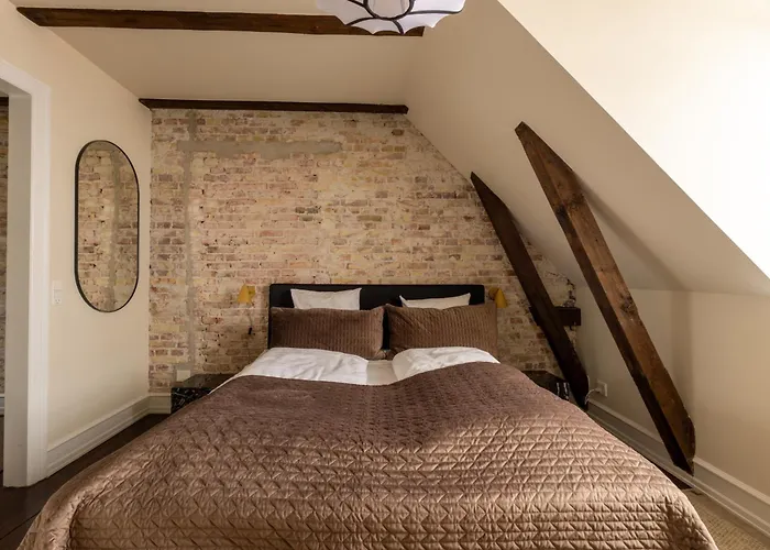 320 Sqm Townhouse By The Marble Church *