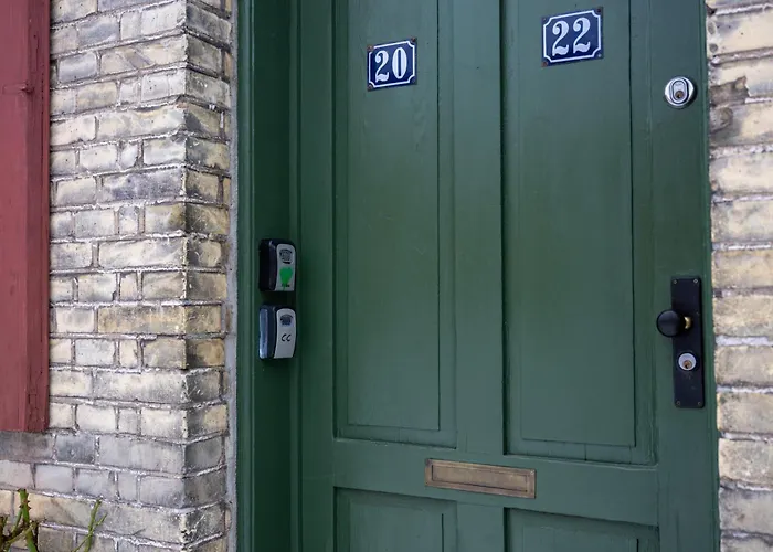 320 Sqm Townhouse By The Marble Church *